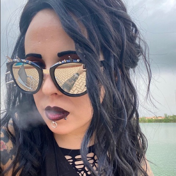 Rocker Black sunglasses with silver spikes - Picture 11 of 11